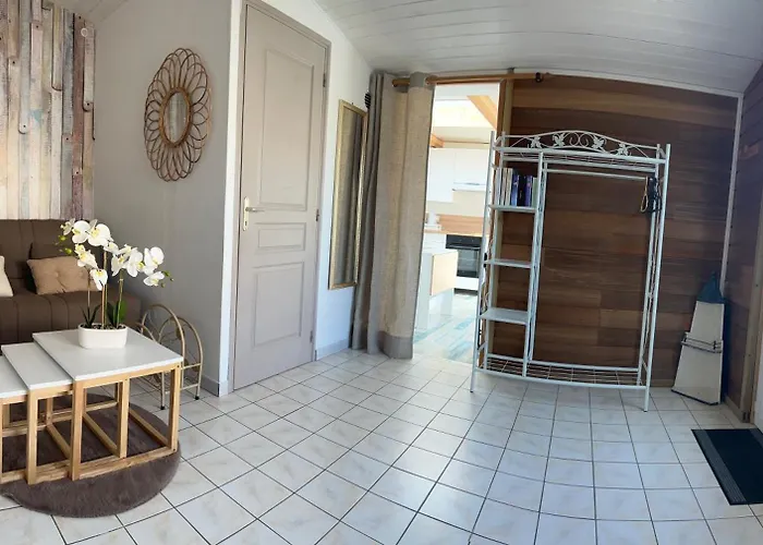 Jolie Petite Maison De Bord De Semesterbostad